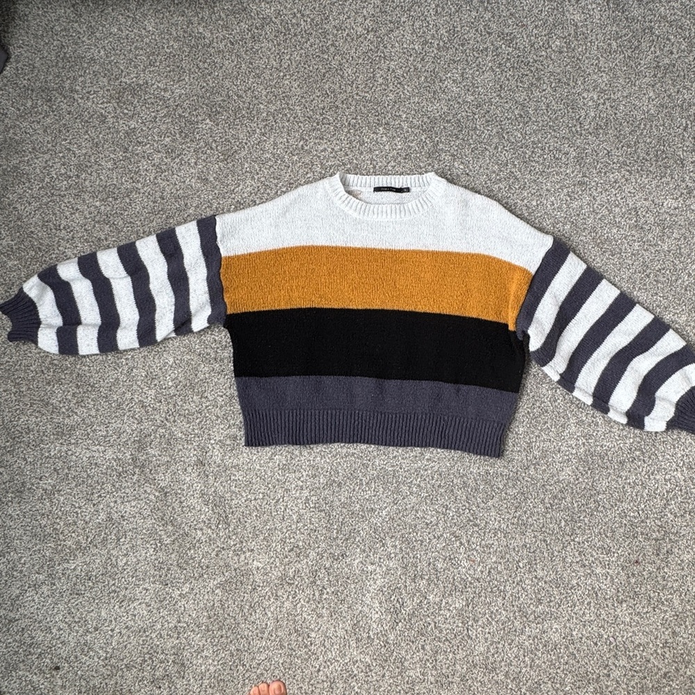 Doe and Rae 100% Polyester Puffy Long Sleeves Crop Sweater Size Medium